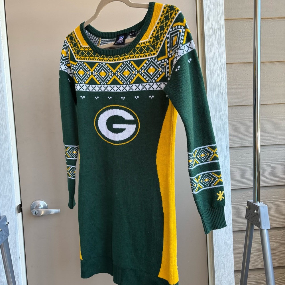 NFL Team Apparel Green and Yellow Sweater